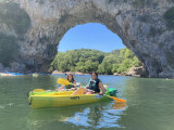 Canoë famille sous le Pont d’Arc