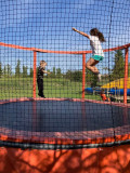 Enfant qui saute sur trampoline Enfant qui saute sur trampoline