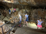 Grotte Forestière enfants qui visitent