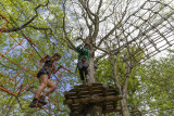 Tout au long du parcours des espace filet et tyrolienne vous attendent sous les arbres