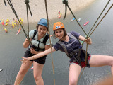 Rappel fantastique au dessus de la rivière tapissée de canoës multicolores - © Kayacorde © Rappel fantastique au dessus de la rivière tapissée de canoës multicolores