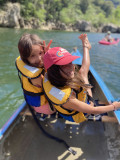 Jeunes filles heureuses dans le canoë du moniteur - © Kayacorde © Jeunes filles heureuses dans le canoë du moniteur
