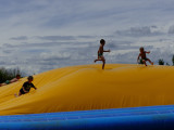 Enfants qui sautent sur le dôme gonflable de Green Park Enfants qui sautent sur le dôme gonflable de Green Park