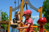 Enfants qui jouent sur aire de jeux chantier de construction