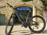 VTT électrique devant Location Vélos Uzès