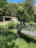 vélo au bord d'un étang
