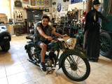 adolescent sur moto année 50