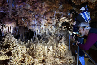 Grotte Forestière visite en famille à la lampe frontale