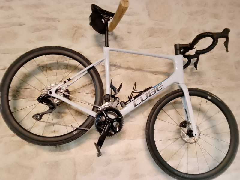 Vélos de course en carbone vitesses DI2 frein à disque pneu en 28