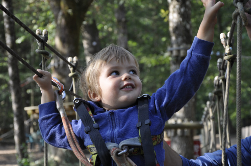 Accrobranche enfant en Ardèche - © Adventure Camp Accrobranche enfant en Ardèche