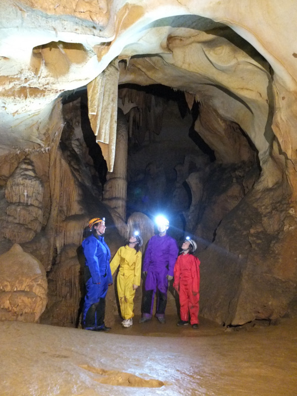 Sortie spéléo en famille - aventure souterraine