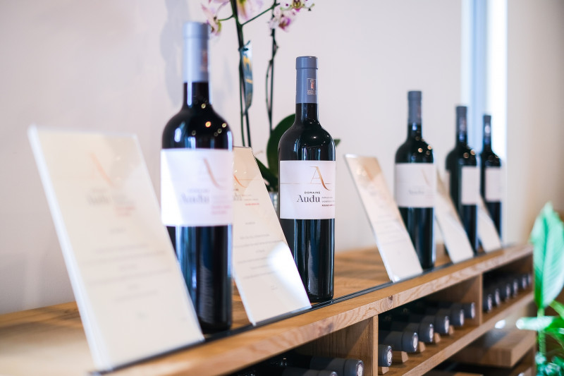 Domaine Audu - Présentoir rouge - © Domaine Audu Domaine Audu - Présentoir rouge