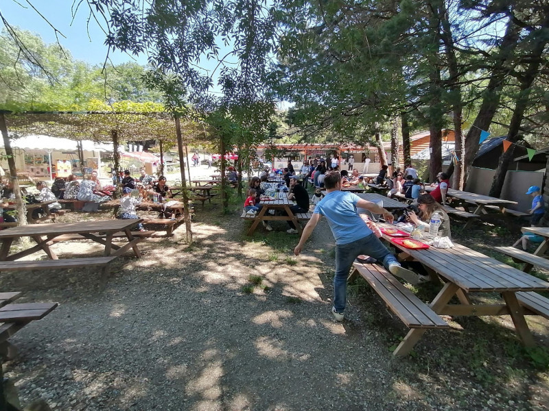 Toutes les tables à l’ombre