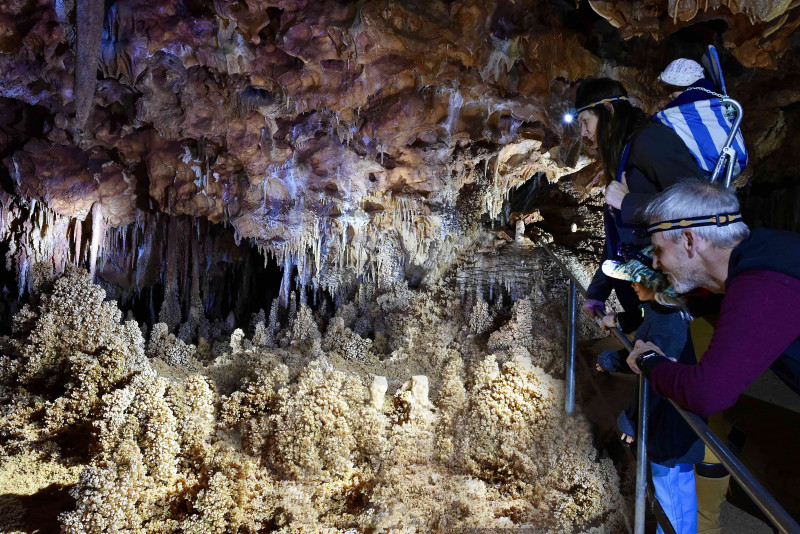 Grotte Forestière visite en famille à la lampe frontale