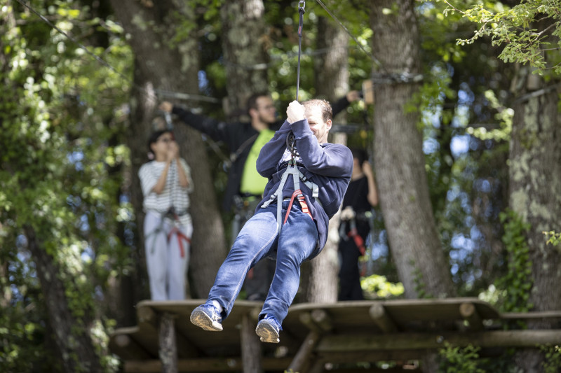 Lancez vous dans les airs depuis la cîmes des arbres au parc Accroche Aventure