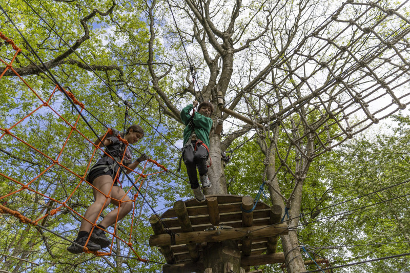 Tout au long du parcours des espace filet et tyrolienne vous attendent sous les arbres