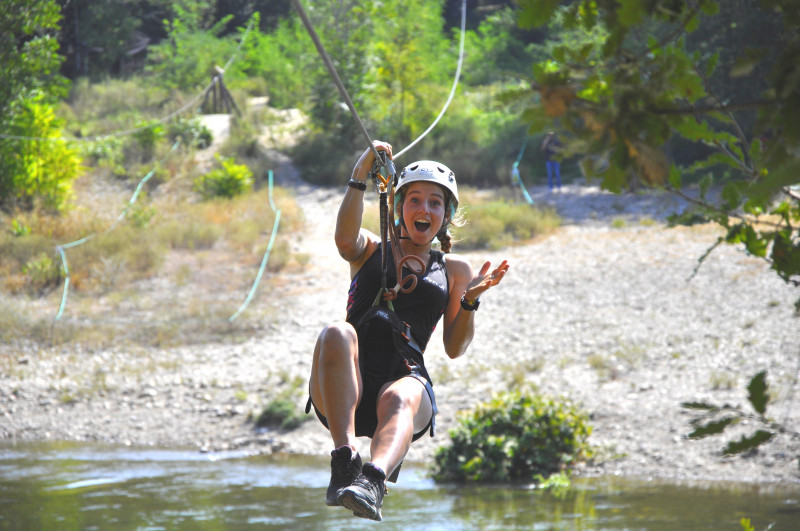 Tyrolienne géante en Ardèche - © Adventure Camp Tyrolienne géante en Ardèche