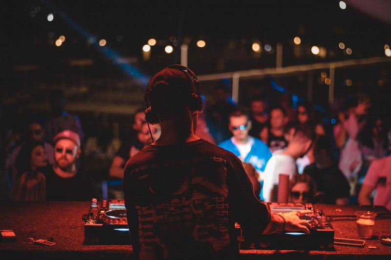 Soirée DJ au camping Club Les Dolmens_Méjannes-le-Clap